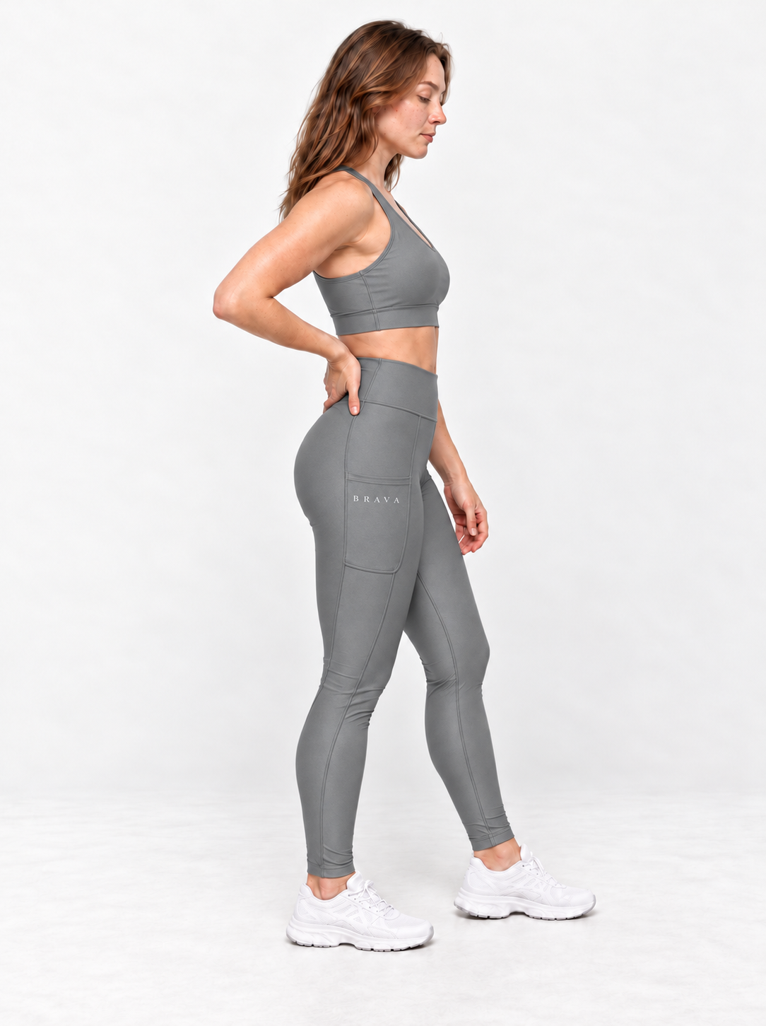 Imagem ilustrativa — Conjunto Agachamento BRAVA na cor Prata, vista de lateral, pose individual revisada.
