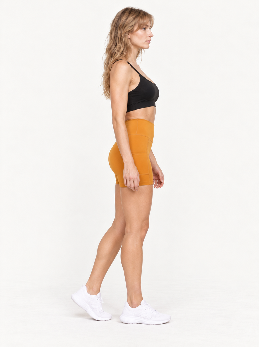 Shorts Corrida BRAVA na cor Mostarda, vista de lateral.
